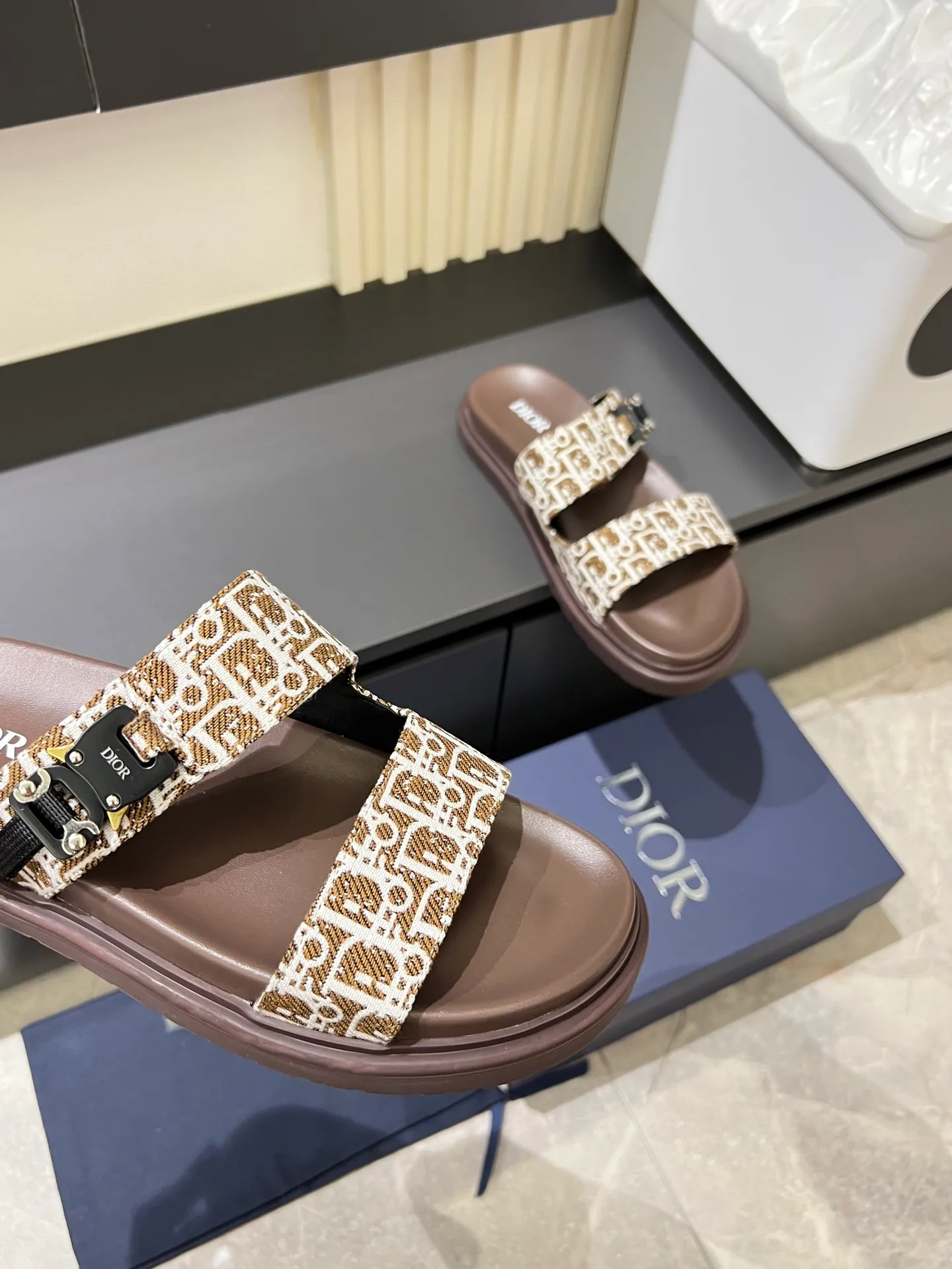 Men's Men's Shoes 💰p320 Dio* Men's Sandals Slippers. Showcasing Dior haute couture design. The Dior gray suede strap is accented with an aluminum Dior buckle for added style. Paired with a comfortable tonal notch sole, they pair easily with shorts or jeans for a sophisticated look. Main body: suede cow leather, technical fabric lining: cow leather, with adjustable straps, aluminum Dior buckle, Dior gray EVA insole, tonal notched rubber outsole splicing structure, size: 38-44 (customized at 45.46)